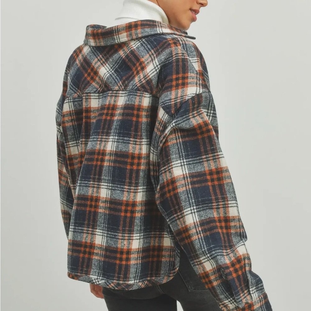 Plaid Flannel Cropped Shacket Jacket - Picture 5 of 8